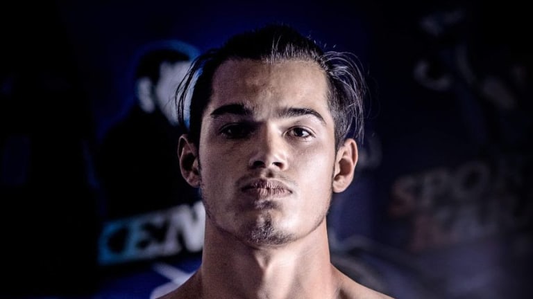 Combate Global Firma a La Estrella de TikTok